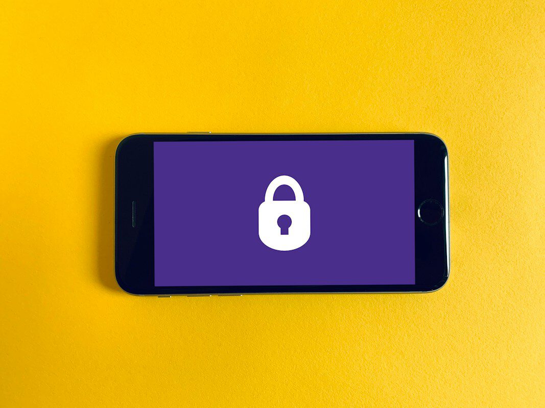Smartphone nero appoggiato su una superficie tessile gialla