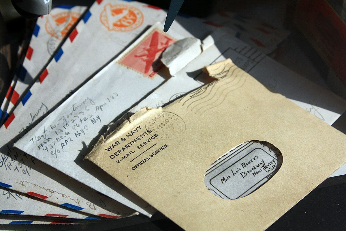 Buste da lettera aperte disposte su una superficie