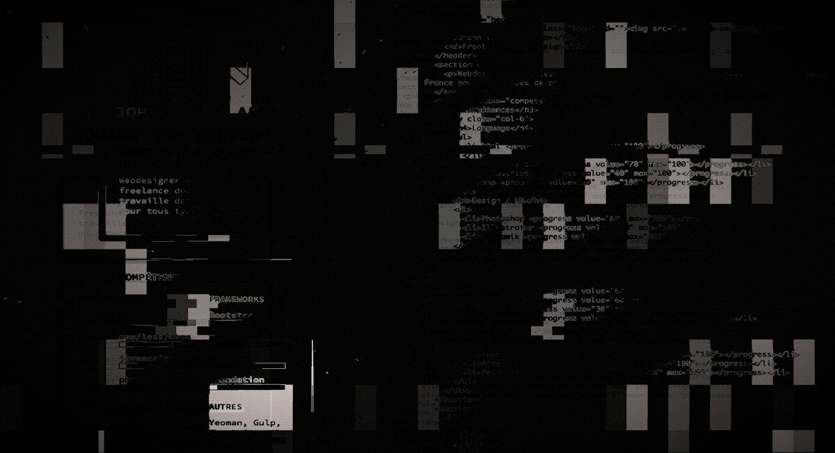 Composizione astratta con frammenti di codice digitale ed effetto glitch